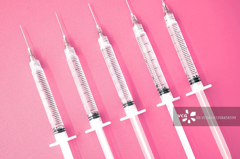 粉色背景上的多个注射器图片素材