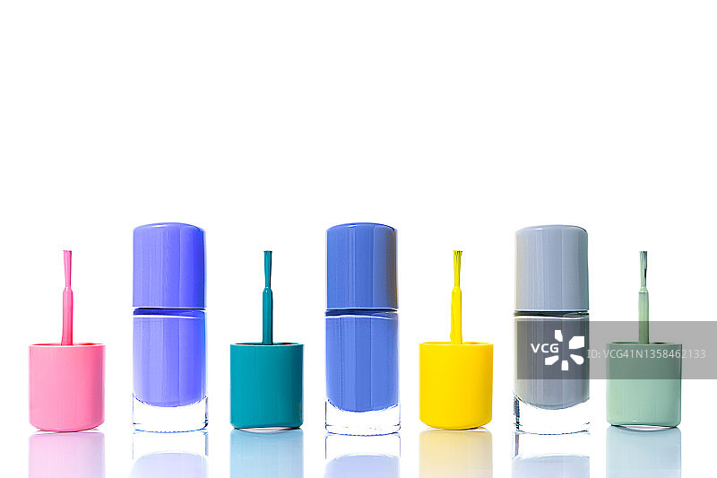 粉彩彩虹色指甲油系列，白色背景。2022年度流行色：长春花紫图片素材