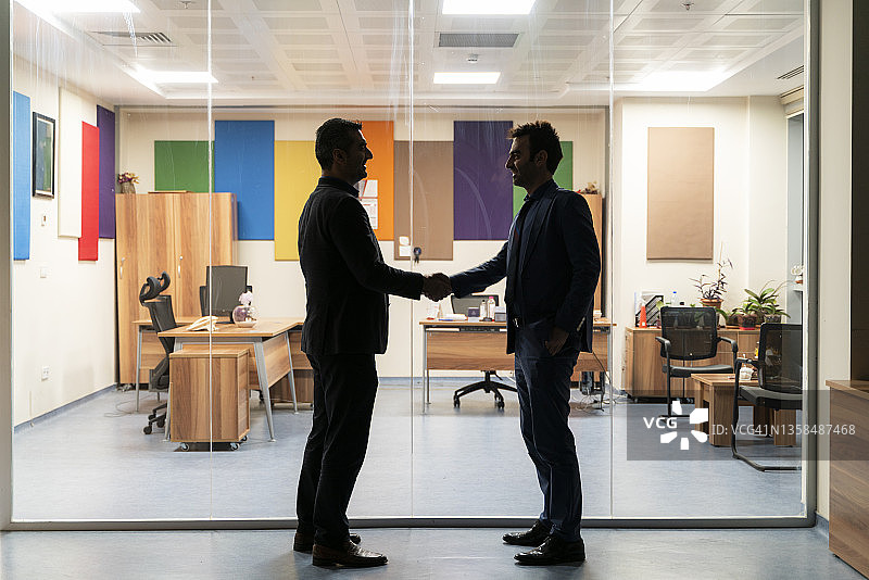 在办公楼的商业协议中握手图片素材