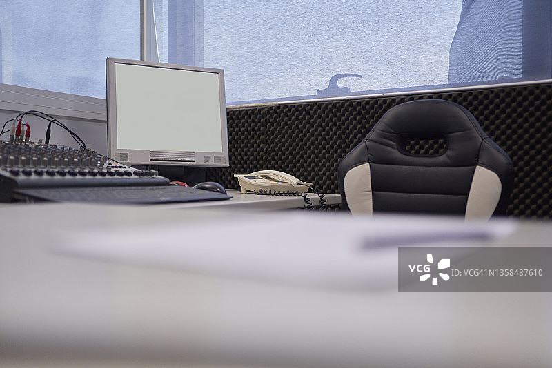 广播电台录音室设备仰视视角图片素材