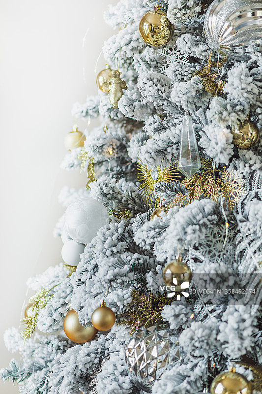 用金色和白色饰品装饰的人造雪豪华圣诞树图片素材