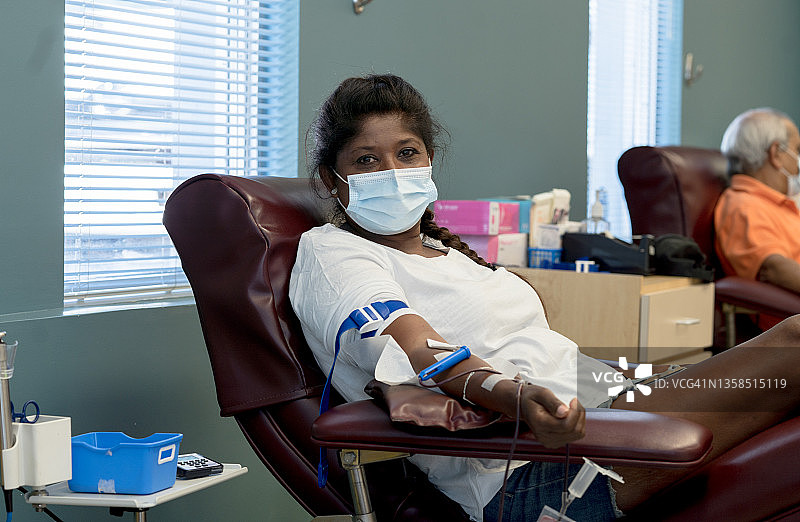 中年妇女献血图片素材