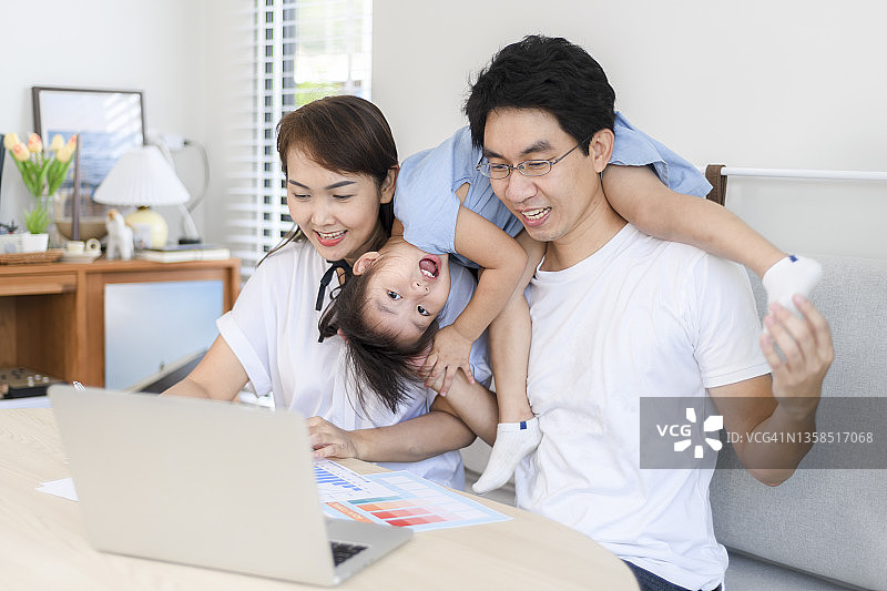 父母尝试在家工作图片素材