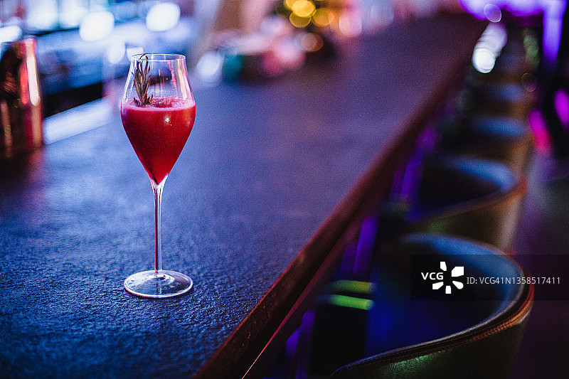 吧台上的鸡尾酒饮品图片素材