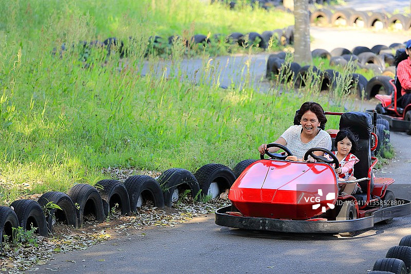 母子在公园里玩耍图片素材