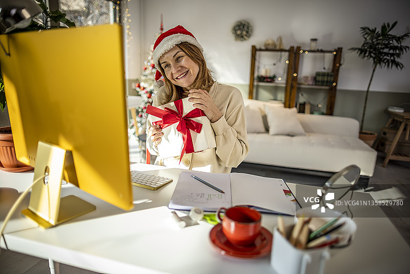 在家办公的女性图片素材