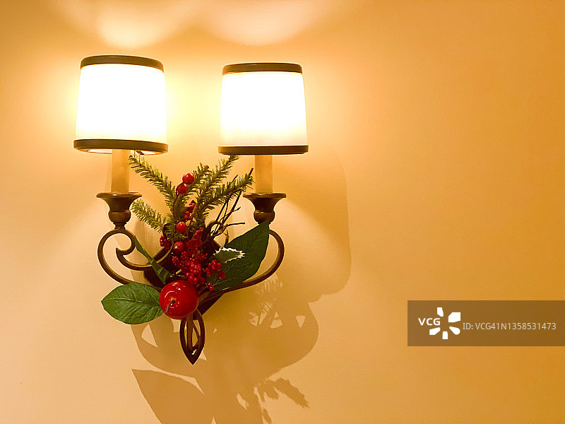 节日装饰点缀的灯光壁灯图片素材