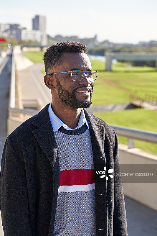 男人在市中心与朋友会面特写图片素材