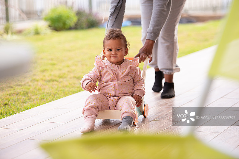 宝宝乘坐玩具车图片素材