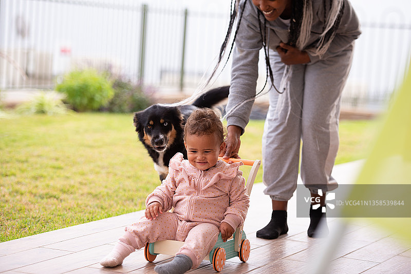 宝宝乘坐玩具车图片素材