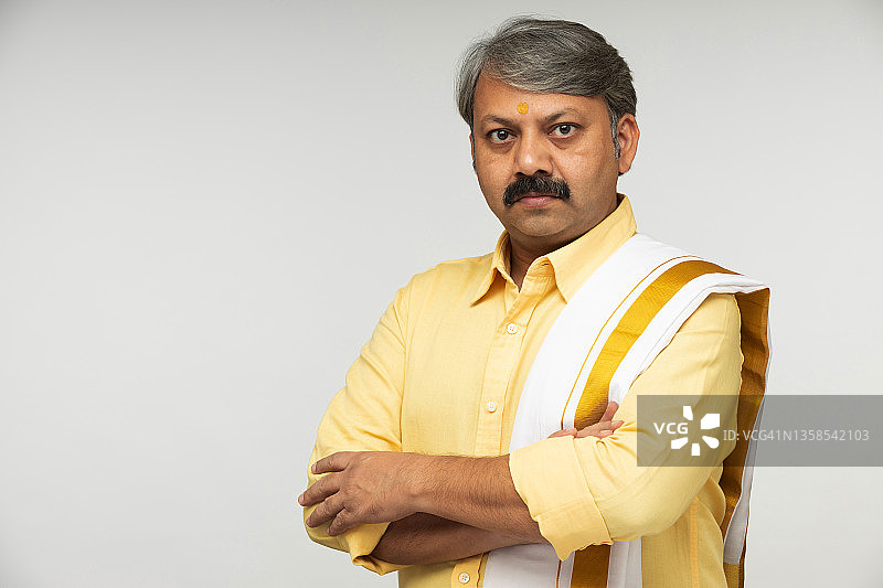 穿着传统服装的迷人南印度中年男人图片素材