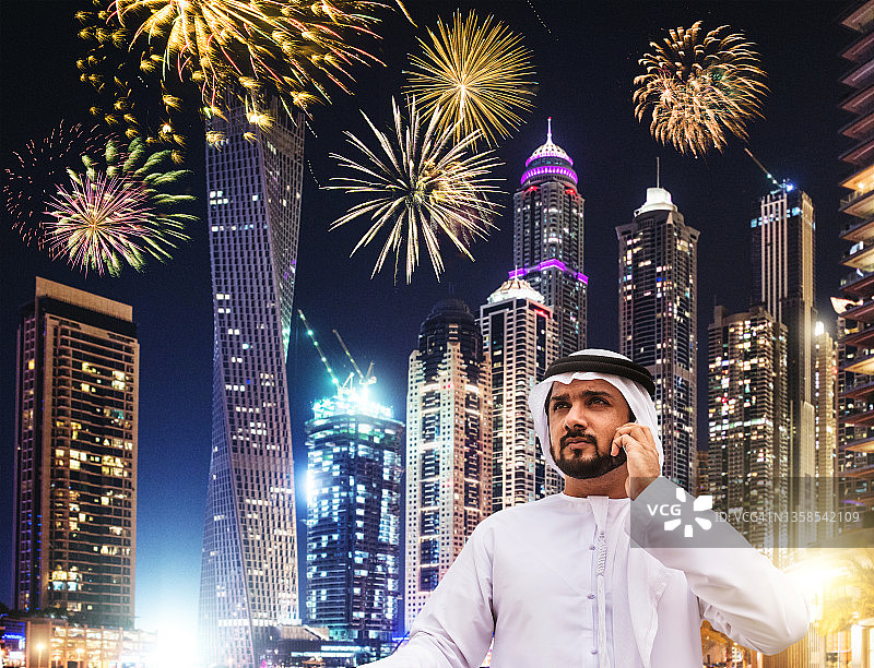 迪拜码头燃放烟花的成功男士图片素材