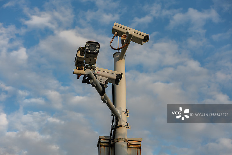 蓝天白云下的监测设备图片素材