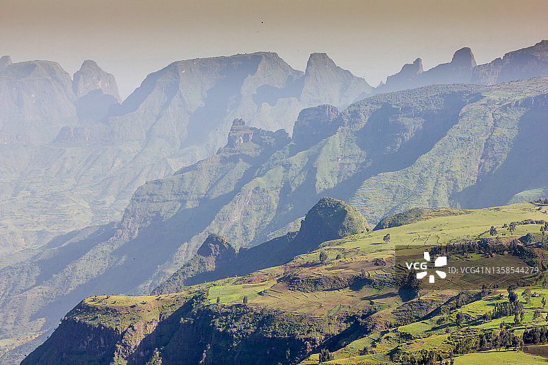 雄伟的西缅山脉中的偏远村庄图片素材