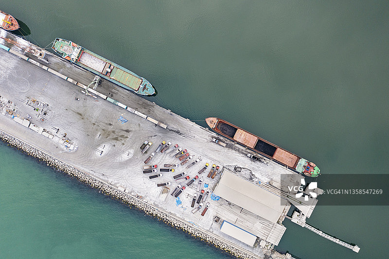 货船和卡车运输鸟瞰图图片素材