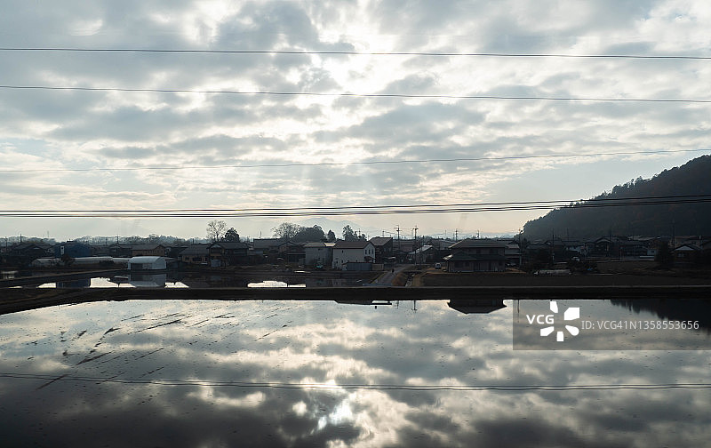 日本滋贺县的晨曦光束图片素材