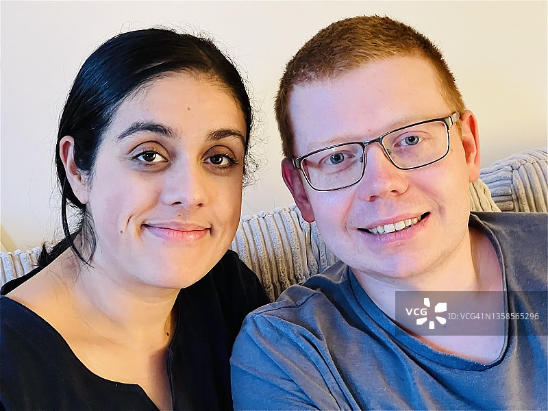 特写镜头下的混血情侣图片素材