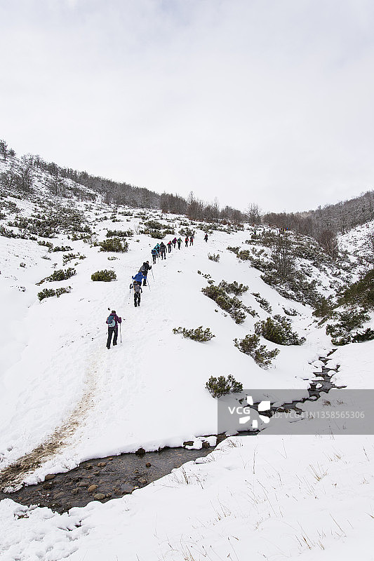 坎塔布连山脉徒步和雪鞋健行的人们图片素材