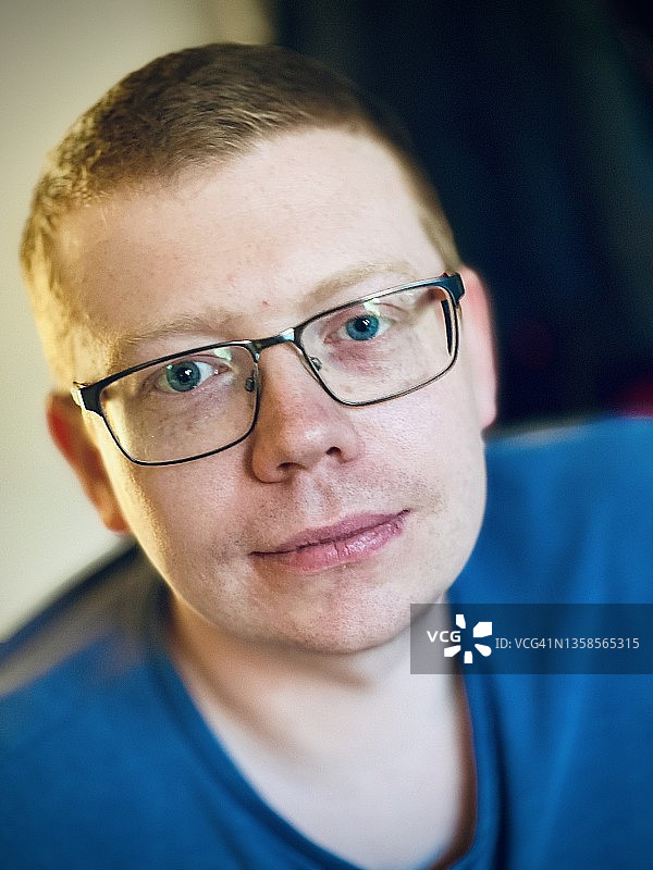 男子严肃地看着镜头特写图片素材