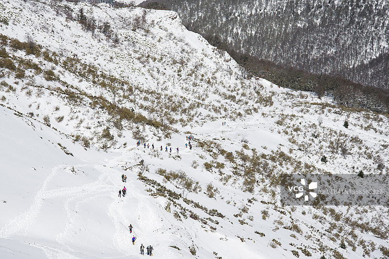 在西班牙欧洲之峰下山的人群图片素材
