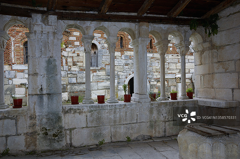 阿尔巴尼亚阿波罗尼亚圣玛丽教堂的入口和喷泉图片素材