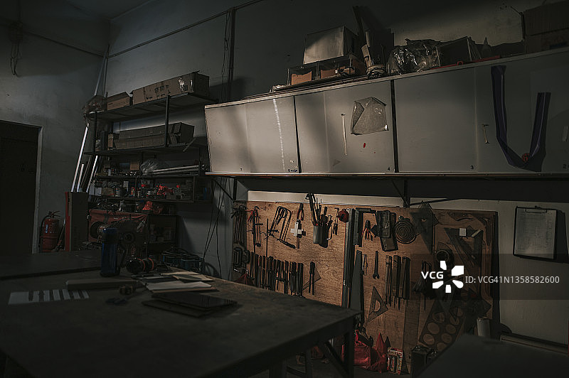 窗户阴影下的工作台图片素材