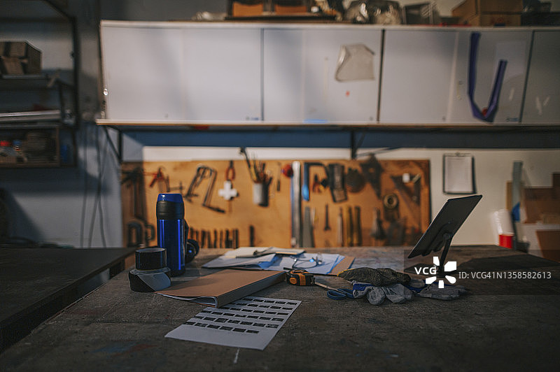 窗户阴影下的工作台图片素材