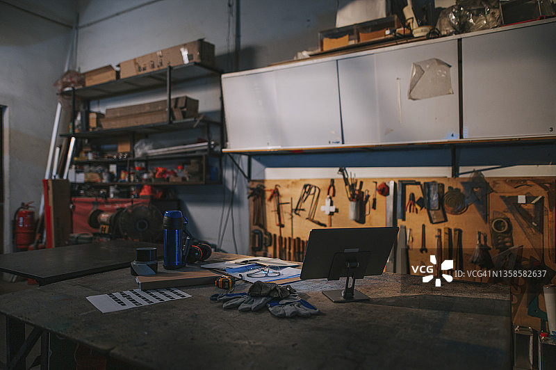 窗户阴影下的工作台图片素材