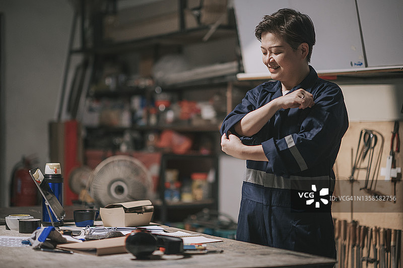 准备在工作台上工作的亚裔中国女性工坊主图片素材