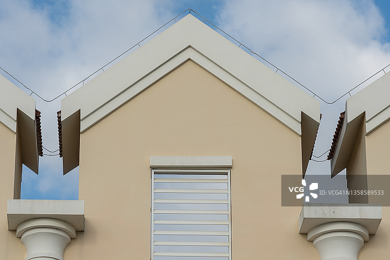 蓝天白云下欧式建筑屋顶一角特写图片素材