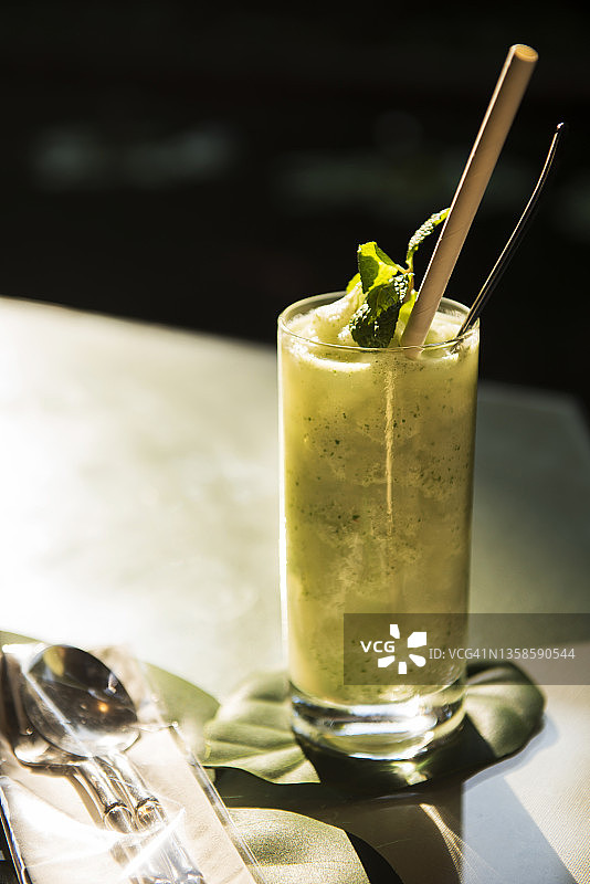 一杯健康的混合鲜榨果汁，配薄荷图片素材