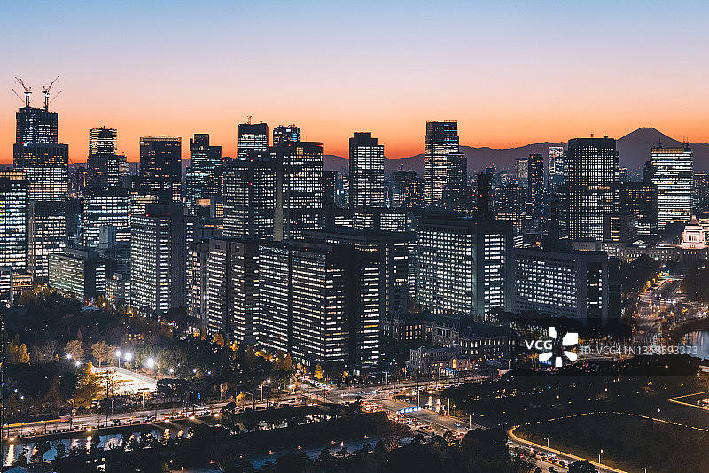 黄昏时分从空中俯瞰东京的天际线图片素材