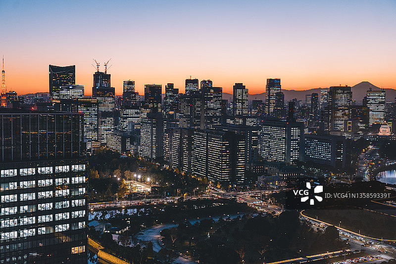 黄昏时分从空中俯瞰东京的天际线图片素材