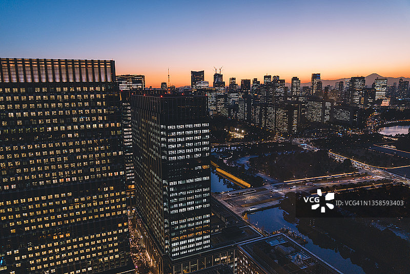 黄昏时分从空中俯瞰东京的天际线图片素材