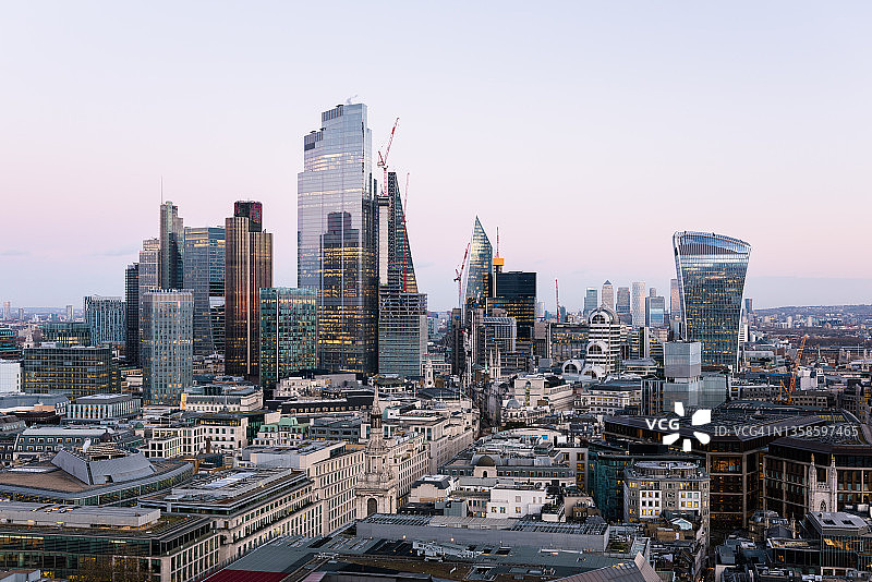 伦敦市黄昏天际线鸟瞰图片素材