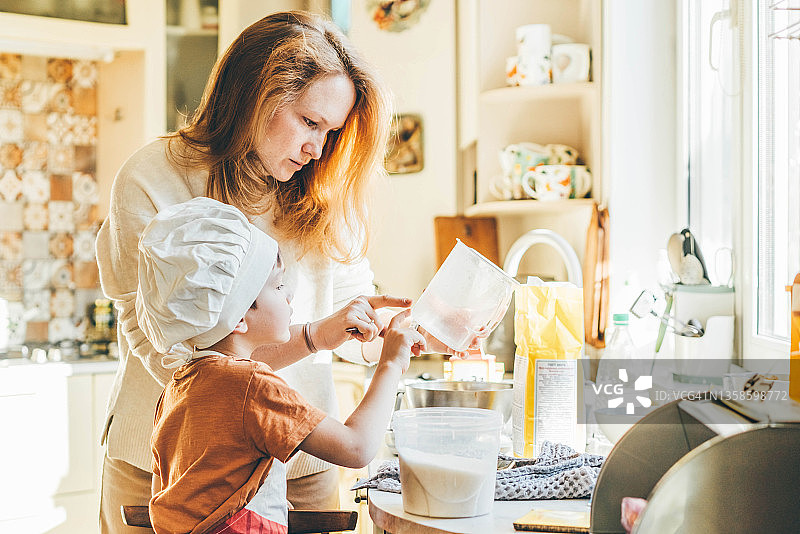 母亲和儿子一起制作饼干图片素材