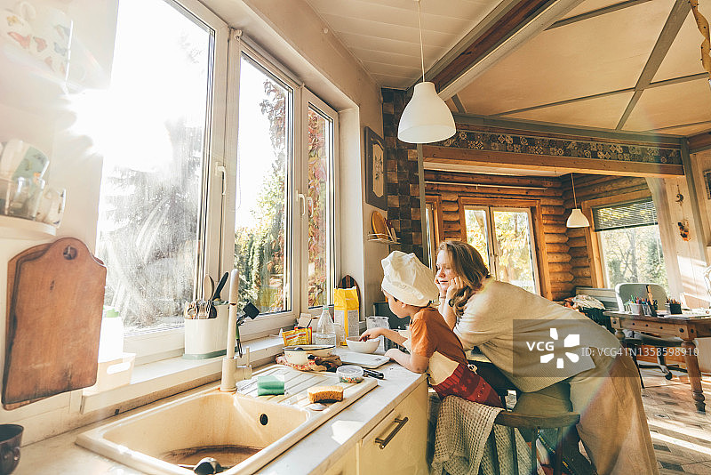 母亲和儿子一起制作饼干图片素材
