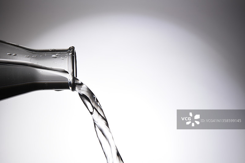 倾倒液体图片素材