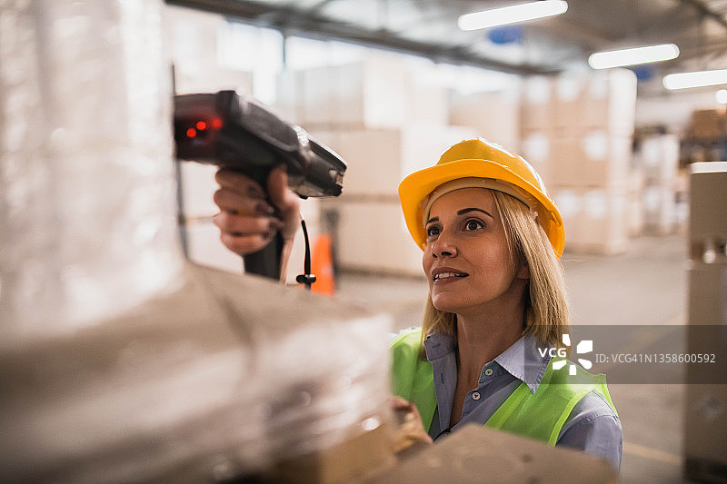 在仓库里一起工作图片素材