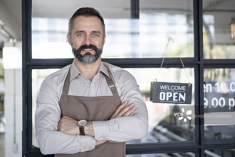 他热情的笑容给人留下深刻的第一印象图片素材