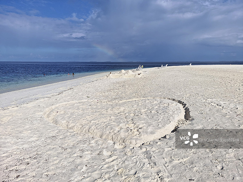 马尔代夫Rannalhi岛白色沙滩上的心形标志图片素材