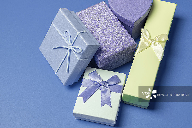 蓝色背景上的一些礼品盒图片素材