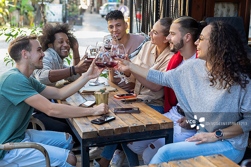 朋友们品尝葡萄酒图片素材