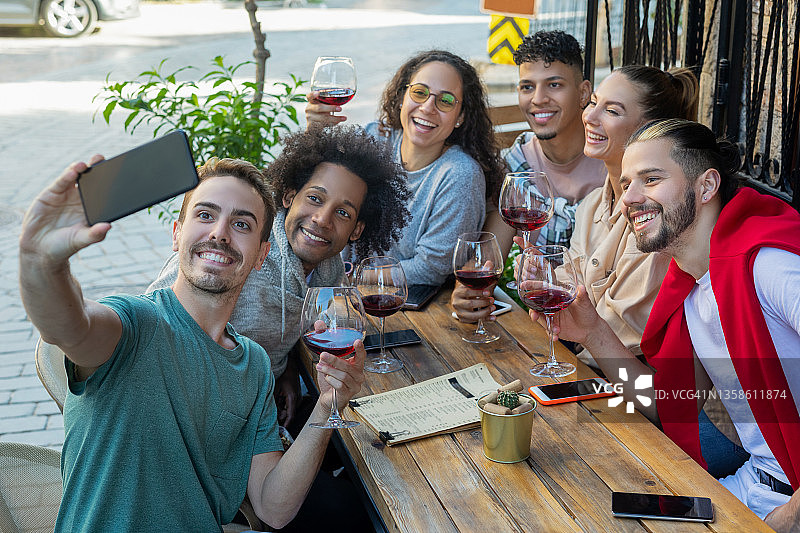 朋友们一起享受快乐图片素材