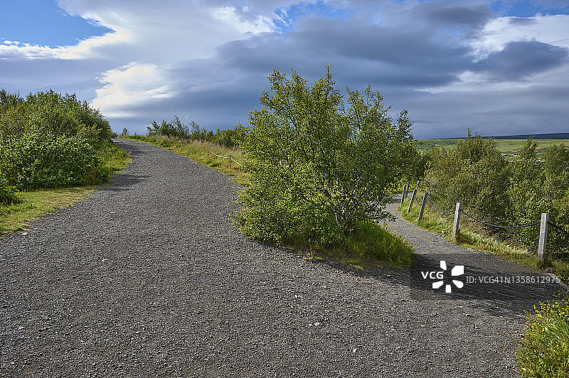 冰岛西部区博尔加内斯附近赫伦福萨尔瀑布的岔路图片素材