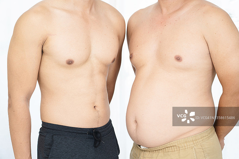 两个男人比较腹部脂肪图片素材