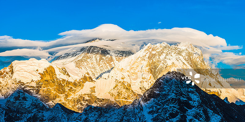 珠穆朗玛峰（海拔8848米）尼泊尔山区上空的荚状云全景图片素材