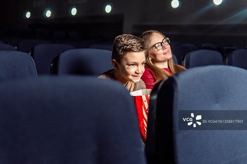 女人和儿子在电影院享受亲子时光图片素材