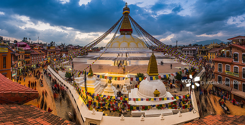 加德满都博达哈大佛塔祈祷旗朝圣全景，尼泊尔图片素材