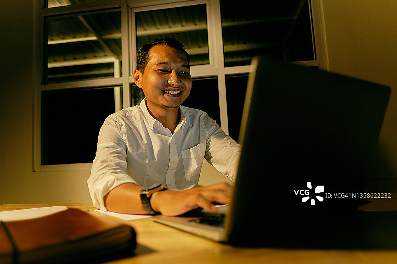 办公室停电后员工继续用笔记本电脑工作图片素材